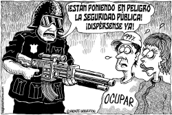 POLICIA APLASTA A LOS MANIFESTANTES DE LA PROTESTA OCUPAR by Monte Wolverton