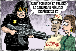 POLICIA APLASTA A LOS MANIFESTANTES DE LA PROTESTA OCUPAR /  by Monte Wolverton